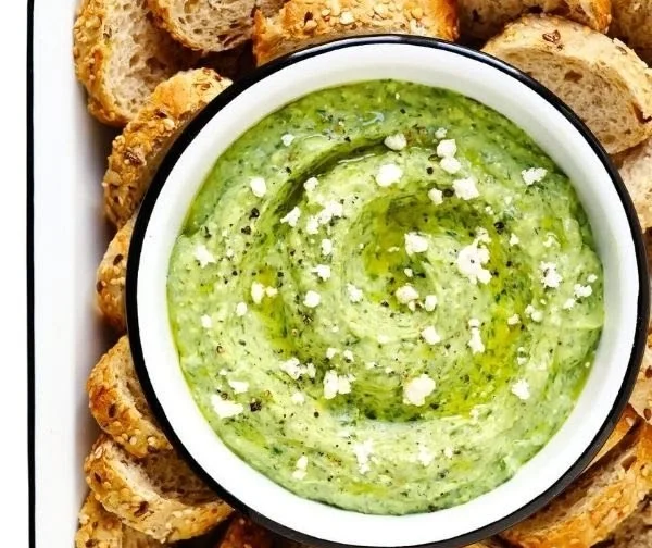 Grüner Göttin Feta Dip in einer Servierschale mit frischen Kräutern garniert