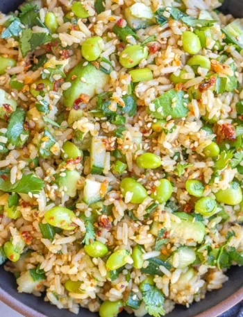 Erfrischender Gurken Edamame Reis Salad mit frischen Zutaten