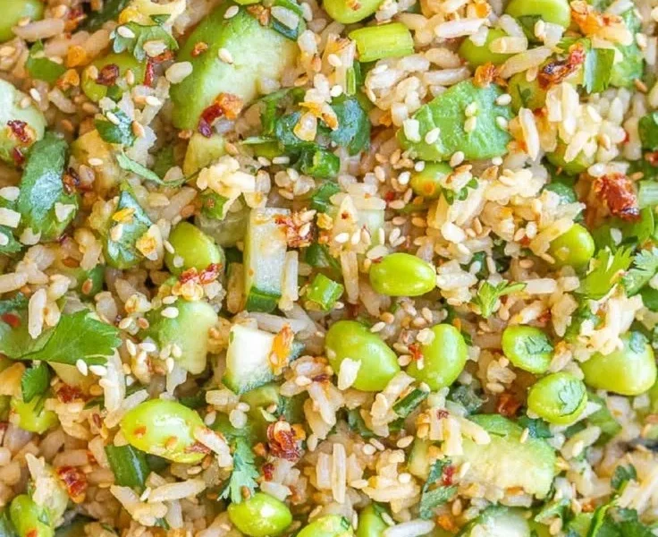 Erfrischender Gurken Edamame Reis Salad mit frischen Zutaten