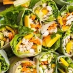 Hähnchen Avocado & Mango Sommerrollen auf einem Teller