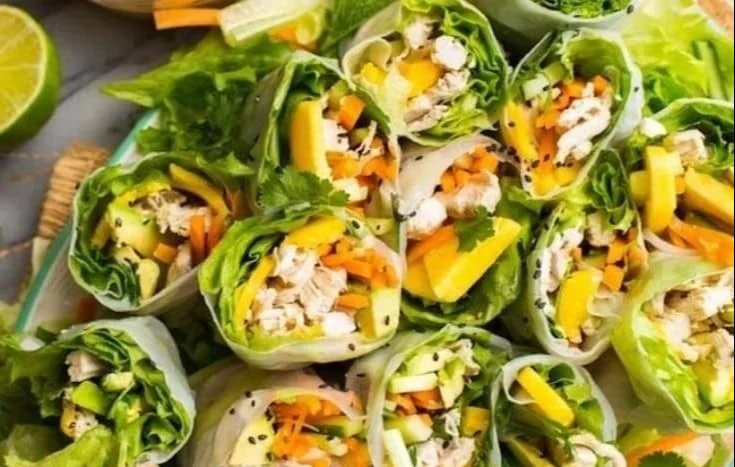 Hähnchen Avocado & Mango Sommerrollen auf einem Teller