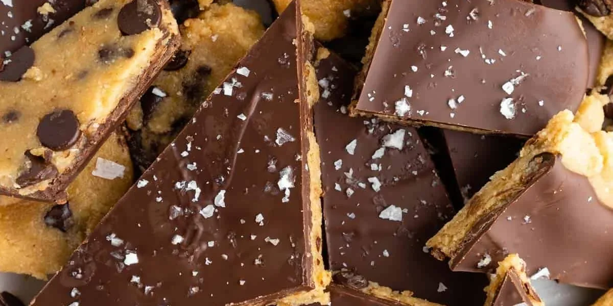 Gesundes Cookie Dough Bark mit Schokolade und gesunden Zutaten