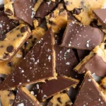 Gesundes Cookie Dough Bark mit Schokolade und gesunden Zutaten