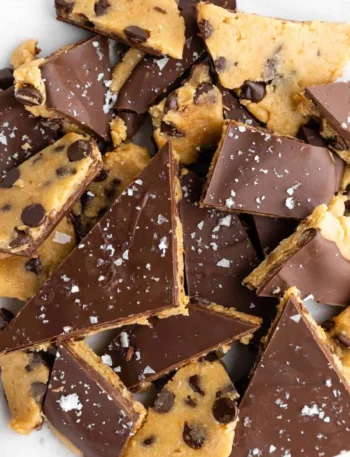 Gesundes Cookie Dough Bark mit Schokolade und gesunden Zutaten