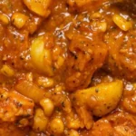 Herzhafter veganer Süßkartoffeleintopf in einer Schüssel mit frischen Kräutern