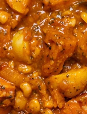 Herzhafter veganer Süßkartoffeleintopf in einer Schüssel mit frischen Kräutern