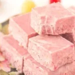 Himbeer-Kokosnuss-Fudge in einer schönen Präsentation
