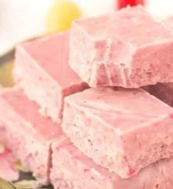 Himbeer-Kokosnuss-Fudge in einer schönen Präsentation