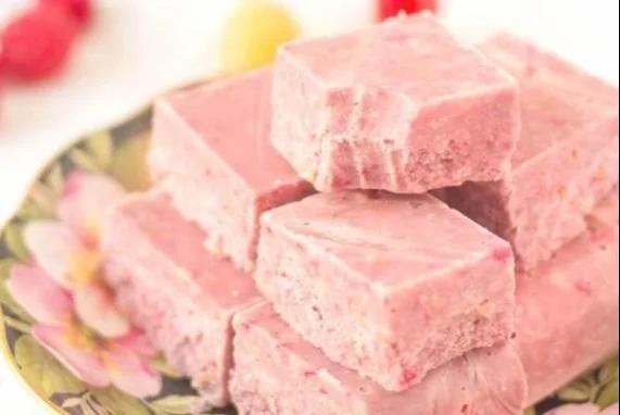 Himbeer-Kokosnuss-Fudge in einer schönen Präsentation