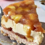 Karamell-Apfel-Cheesecake mit frischen Äpfeln und Karamellsauce