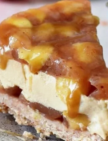 Karamell-Apfel-Cheesecake mit frischen Äpfeln und Karamellsauce