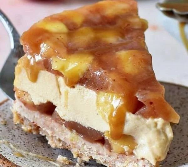 Karamell-Apfel-Cheesecake mit frischen Äpfeln und Karamellsauce
