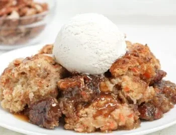 Karottenkuchen-Cobbler mit Karamell-Pekanfüllung auf einem Teller serviert