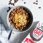 Schüssel mit Karottenkuchen Porridge, dekoriert mit Nüssen und Früchten