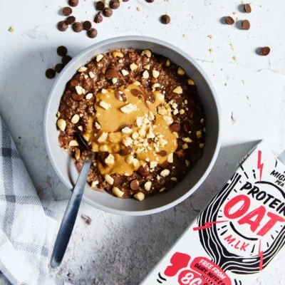 Schüssel mit Karottenkuchen Porridge, dekoriert mit Nüssen und Früchten