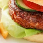 Leckere Kidneybohnen Burger auf einem Teller serviert