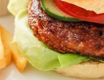 Leckere Kidneybohnen Burger auf einem Teller serviert