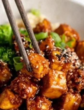 Knoblauch-Sesam-Tofu mit frischen Zutaten auf einem Teller