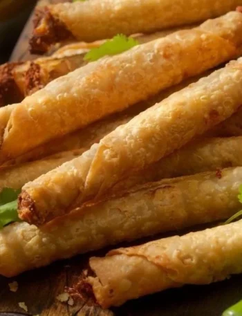 Knusprige vegane Taquitos auf einem Teller serviert