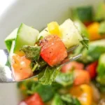 Erfrischender, low-chopped Gurkensalat im Garten-Style.