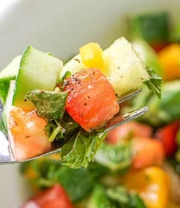 Erfrischender, low-chopped Gurkensalat im Garten-Style.