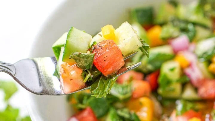Erfrischender, low-chopped Gurkensalat im Garten-Style.