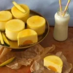 Leckere Mango-Kokos-Törtchen auf einem Teller serviert