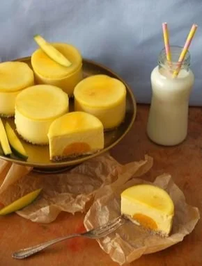 Leckere Mango-Kokos-Törtchen auf einem Teller serviert