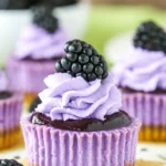 Mini Blackberry Lavender Cheesecakes mit einem Hauch von Lavendel