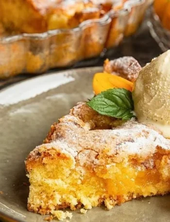 Saftiger Mirabellenkuchen lothringer Art, frisch gebacken und serviert