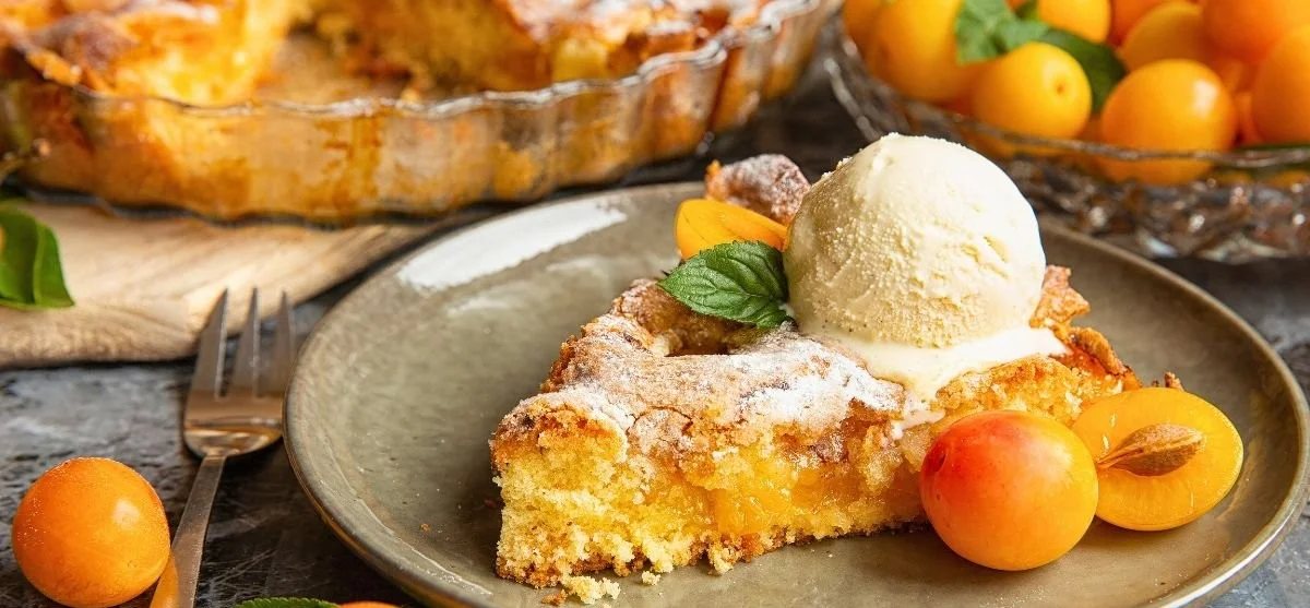 Saftiger Mirabellenkuchen lothringer Art, frisch gebacken und serviert