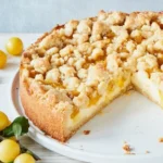 Saftiger Mirabellenkuchen mit cremiger Puddingfüllung auf einem Teller