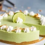 No-Bake Coconut Lime Cheesecake mit frischer Kokosnuss und Limette