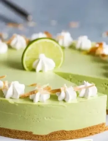 No-Bake Coconut Lime Cheesecake mit frischer Kokosnuss und Limette