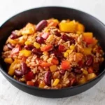 One-Pot-Reis mit Paprika, Bohnen und Mais in einer Pfanne zubereitet