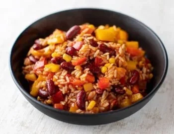 One-Pot-Reis mit Paprika, Bohnen und Mais in einer Pfanne zubereitet