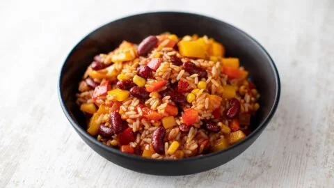 One-Pot-Reis mit Paprika, Bohnen und Mais in einer Pfanne zubereitet