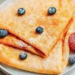 Perfekte vegane Crêpes mit frischen Früchten und Schokoladensauce