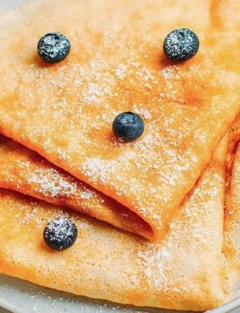 Perfekte vegane Crêpes mit frischen Früchten und Schokoladensauce