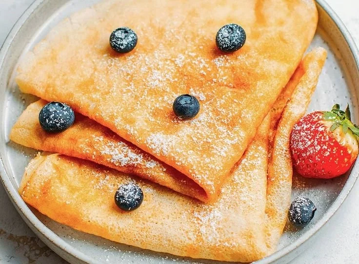 Perfekte vegane Crêpes mit frischen Früchten und Schokoladensauce