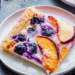 Pfirsich Sahne Blätterteigdessert auf einem Teller serviert