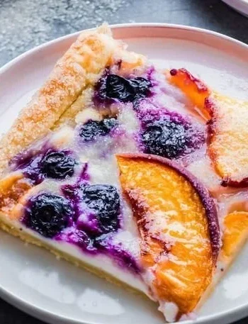 Pfirsich Sahne Blätterteigdessert auf einem Teller serviert