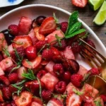 Keto Wassermelonen-Salat mit Limette und frischen Früchten, gesunder Snack.