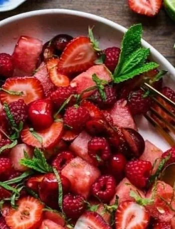 Keto Wassermelonen-Salat mit Limette und frischen Früchten, gesunder Snack.