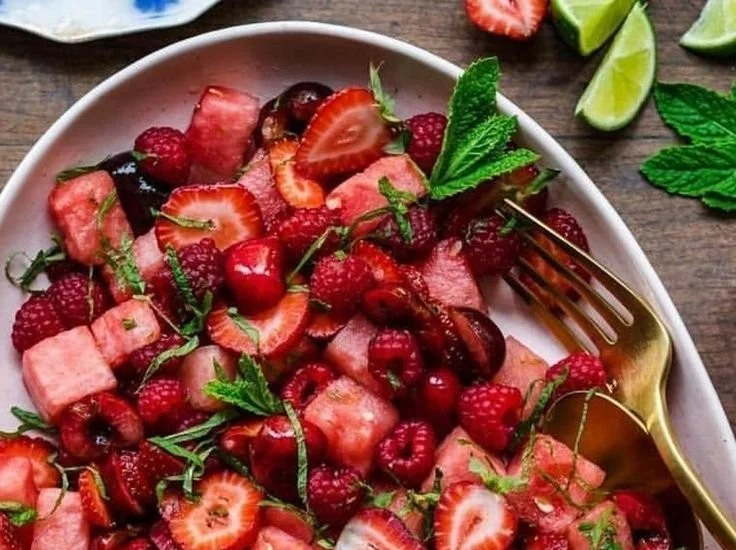 Keto Wassermelonen-Salat mit Limette und frischen Früchten, gesunder Snack.