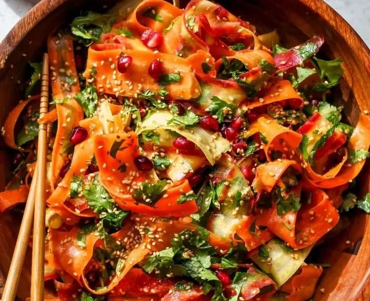Rohkost Karottensalat mit Zitrus-Miso-Ingwer-Dressing