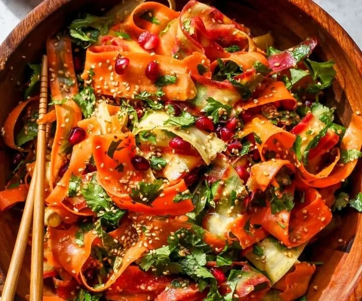 Rohkost Karottensalat mit Zitrus-Miso-Ingwer-Dressing