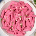 Rote Beete Pasta mit Rote Beete Sauce auf einem Teller angerichtet