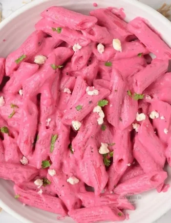 Rote Beete Pasta mit Rote Beete Sauce auf einem Teller angerichtet