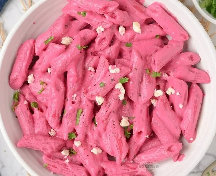 Rote Beete Pasta mit Rote Beete Sauce auf einem Teller angerichtet